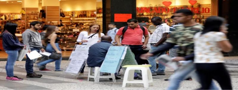 Desemprego: pessoas procuram vagas em São Paulo